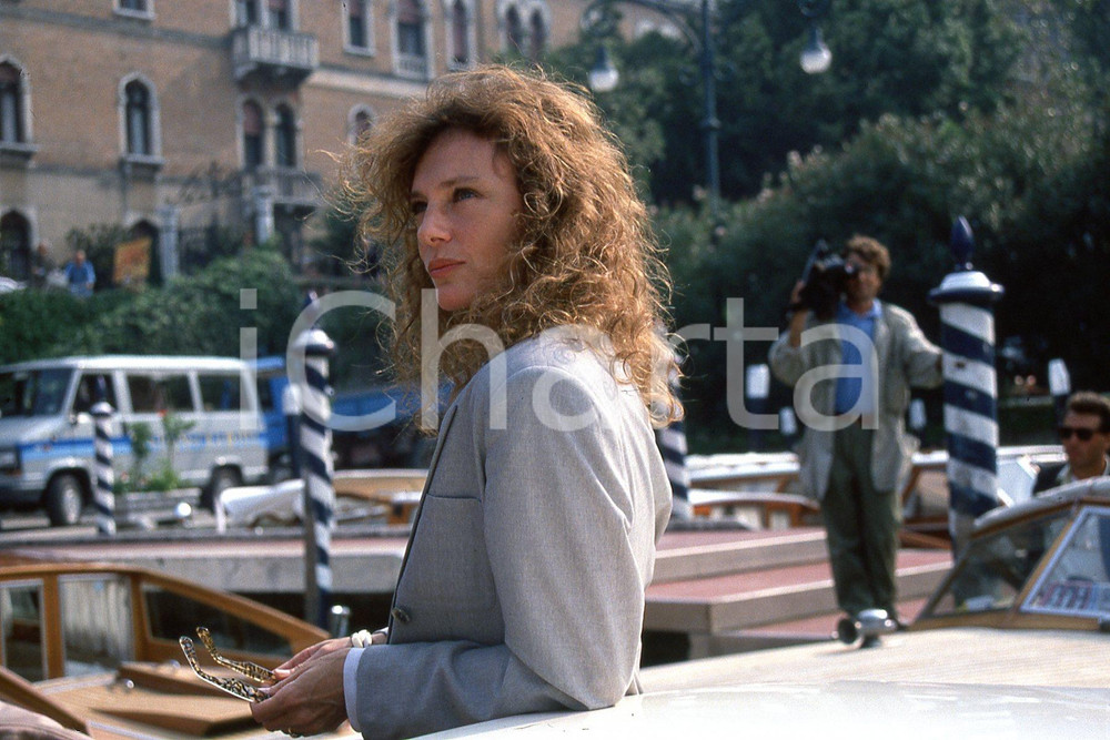 35mm vintage slide 1995* VENEZIA Jacqueline BISSET all'imbarcadero del Lido (4)  Diapositiva d'epoca, in formato 35 mm.CONDIZIONI: GOODNella diapositiva ICharta mette in vendita, sul negozio eBay e in esclusiva sul sito "icharta" il proprio archivio composto da numerose diapositive e negativi fotografici d'epoca, tutti originali e autentici, che attraversano la storia del costume italiano tra gli la fine degli anni Sessanta e Novanta.Si tratta di uno sguardo inedito sull'attualit&agrave;, la politica, la vita quotidiana, il gossip e la cultura, che fotografa il cambiamento della nazione in quest'ultimo scorcio del XX secolo. Un'occasione unica per il mercato del collezionismo, che vede finalmente disponibile un archivio eccezionale per vastit&agrave;, tematiche e condizioni, in un settore (il negativo fotografico e la diapositiva) di assoluta novit&agrave; e dalle interessanti prospettive di investimento. GOOD/buono   originale e autentica 1
