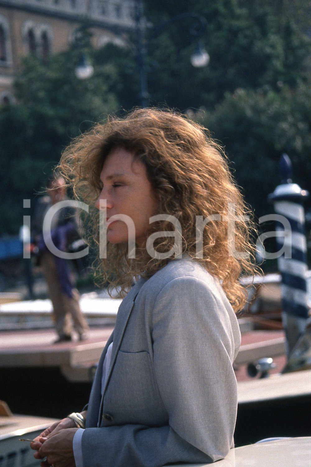 35mm vintage slide* 1995 VENEZIA Jacqueline BISSET all'imbarcadero del Lido (5)  Diapositiva d'epoca, in formato 35 mm.CONDIZIONI: GOODNella diapositiva ICharta mette in vendita, sul negozio eBay e in esclusiva sul sito "icharta" il proprio archivio composto da numerose diapositive e negativi fotografici d'epoca, tutti originali e autentici, che attraversano la storia del costume italiano tra gli la fine degli anni Sessanta e Novanta.Si tratta di uno sguardo inedito sull'attualit&agrave;, la politica, la vita quotidiana, il gossip e la cultura, che fotografa il cambiamento della nazione in quest'ultimo scorcio del XX secolo. Un'occasione unica per il mercato del collezionismo, che vede finalmente disponibile un archivio eccezionale per vastit&agrave;, tematiche e condizioni, in un settore (il negativo fotografico e la diapositiva) di assoluta novit&agrave; e dalle interessanti prospettive di investimento. GOOD/buono   originale e autentica 1