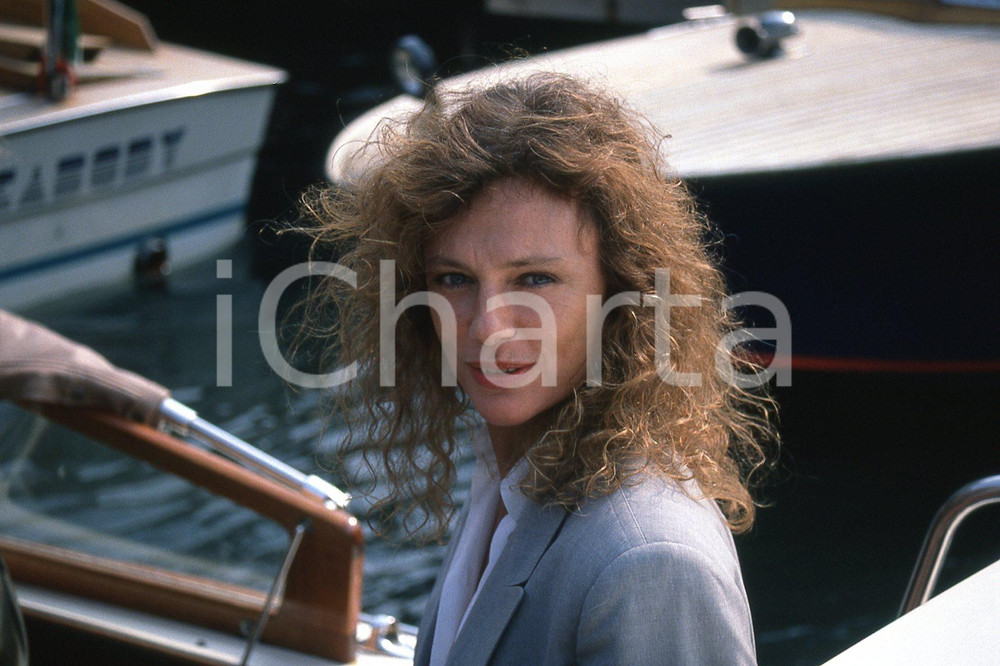 35mm vintage slide* 1995 VENEZIA Jacqueline BISSET all'imbarcadero del Lido (7)  Diapositiva d'epoca, in formato 35 mm.CONDIZIONI: GOODNella diapositiva ICharta mette in vendita, sul negozio eBay e in esclusiva sul sito "icharta" il proprio archivio composto da numerose diapositive e negativi fotografici d'epoca, tutti originali e autentici, che attraversano la storia del costume italiano tra gli la fine degli anni Sessanta e Novanta.Si tratta di uno sguardo inedito sull'attualit&agrave;, la politica, la vita quotidiana, il gossip e la cultura, che fotografa il cambiamento della nazione in quest'ultimo scorcio del XX secolo. Un'occasione unica per il mercato del collezionismo, che vede finalmente disponibile un archivio eccezionale per vastit&agrave;, tematiche e condizioni, in un settore (il negativo fotografico e la diapositiva) di assoluta novit&agrave; e dalle interessanti prospettive di investimento. GOOD/buono   originale e autentica 1