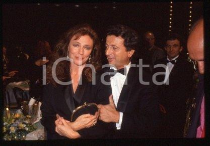 35mm vintage slide* 1995 VENEZIA Jacqueline BISSET  a serata di gala  Diapositiva d'epoca, in formato 35 mm.CONDIZIONI: GOODNella diapositiva ICharta mette in vendita, sul negozio eBay e in esclusiva sul sito "icharta" il proprio archivio composto da numerose diapositive e negativi fotografici d'epoca, tutti originali e autentici, che attraversano la storia del costume italiano tra gli la fine degli anni Sessanta e Novanta.Si tratta di uno sguardo inedito sull'attualit&agrave;, la politica, la vita quotidiana, il gossip e la cultura, che fotografa il cambiamento della nazione in quest'ultimo scorcio del XX secolo. Un'occasione unica per il mercato del collezionismo, che vede finalmente disponibile un archivio eccezionale per vastit&agrave;, tematiche e condizioni, in un settore (il negativo fotografico e la diapositiva) di assoluta novit&agrave; e dalle interessanti prospettive di investimento. GOOD/buono   originale e autentica 1