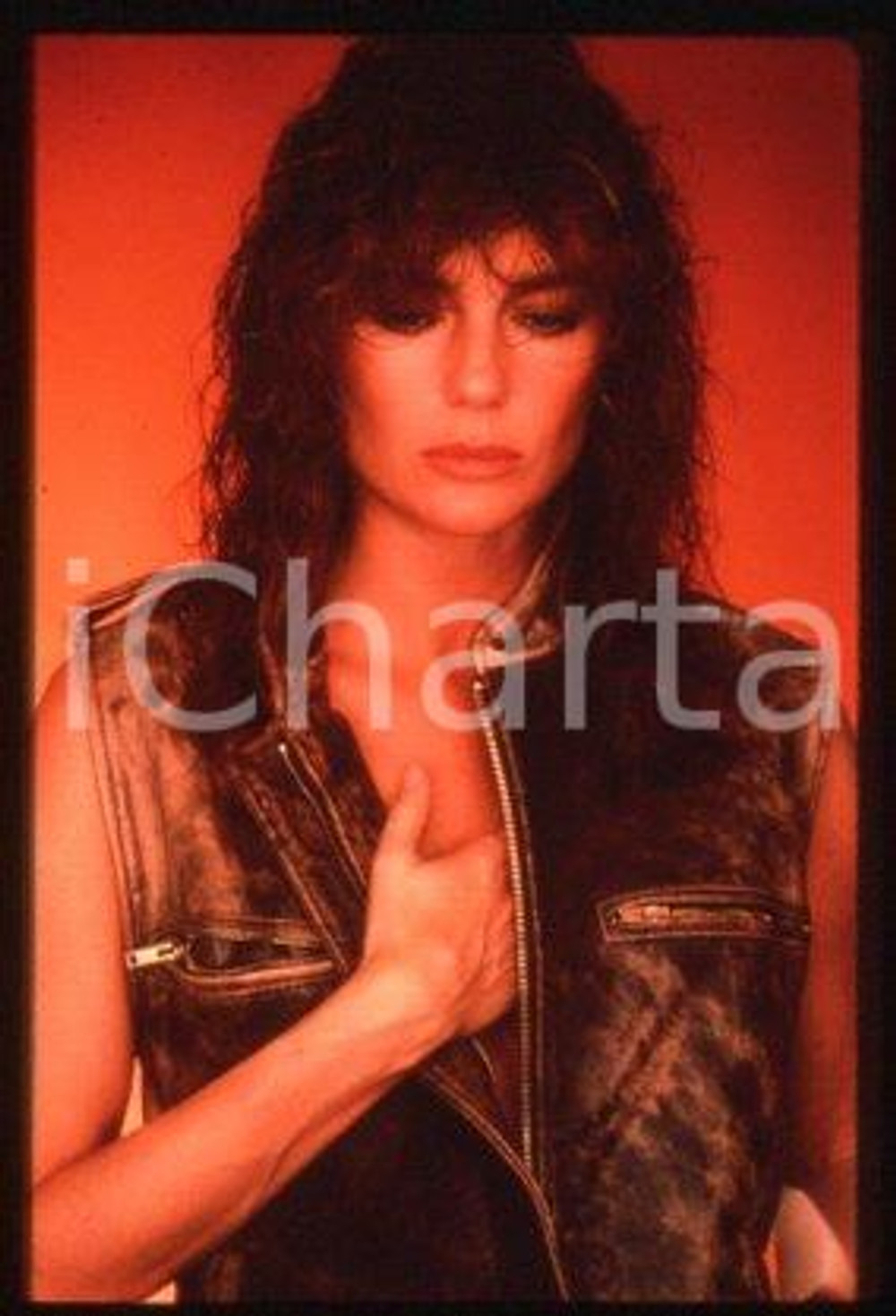 35mm vintage slide* 1970 ca UK - CINEMA Jacqueline BISSET young (1)  Diapositiva d'epoca, in formato 35 mm.CONDIZIONI: GOODNella diapositiva ICharta mette in vendita, sul negozio eBay e in esclusiva sul sito "icharta" il proprio archivio composto da numerose diapositive e negativi fotografici d'epoca, tutti originali e autentici, che attraversano la storia del costume italiano tra gli la fine degli anni Sessanta e Novanta.Si tratta di uno sguardo inedito sull'attualit&agrave;, la politica, la vita quotidiana, il gossip e la cultura, che fotografa il cambiamento della nazione in quest'ultimo scorcio del XX secolo. Un'occasione unica per il mercato del collezionismo, che vede finalmente disponibile un archivio eccezionale per vastit&agrave;, tematiche e condizioni, in un settore (il negativo fotografico e la diapositiva) di assoluta novit&agrave; e dalle interessanti prospettive di investimento. GOOD/buono   originale e autentica 1