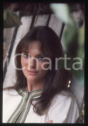 35mm vintage slide* 1970 ca UK - CINEMA Jacqueline BISSET young (2)  Diapositiva d'epoca, in formato 35 mm.CONDIZIONI: GOODNella diapositiva ICharta mette in vendita, sul negozio eBay e in esclusiva sul sito "icharta" il proprio archivio composto da numerose diapositive e negativi fotografici d'epoca, tutti originali e autentici, che attraversano la storia del costume italiano tra gli la fine degli anni Sessanta e Novanta.Si tratta di uno sguardo inedito sull'attualit&agrave;, la politica, la vita quotidiana, il gossip e la cultura, che fotografa il cambiamento della nazione in quest'ultimo scorcio del XX secolo. Un'occasione unica per il mercato del collezionismo, che vede finalmente disponibile un archivio eccezionale per vastit&agrave;, tematiche e condizioni, in un settore (il negativo fotografico e la diapositiva) di assoluta novit&agrave; e dalle interessanti prospettive di investimento. GOOD/buono   originale e autentica 1