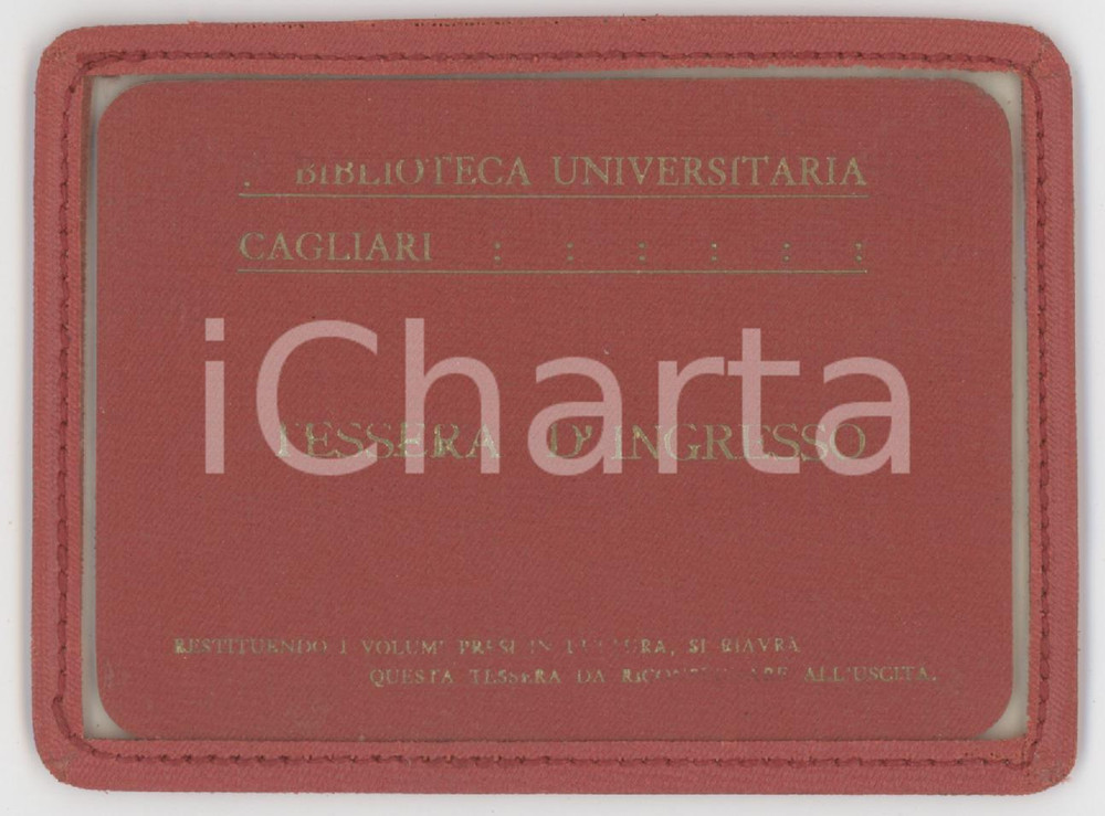1960 ca CAGLIARI Biblioteca Universitaria - Tessera d'ingresso 10x7 cm Tessera d'epoca, con custodia in plastica.  FAIR/discreto Lieve distacco della cucitura nella custodia Formato: 10x7 cm originale e autentica 1