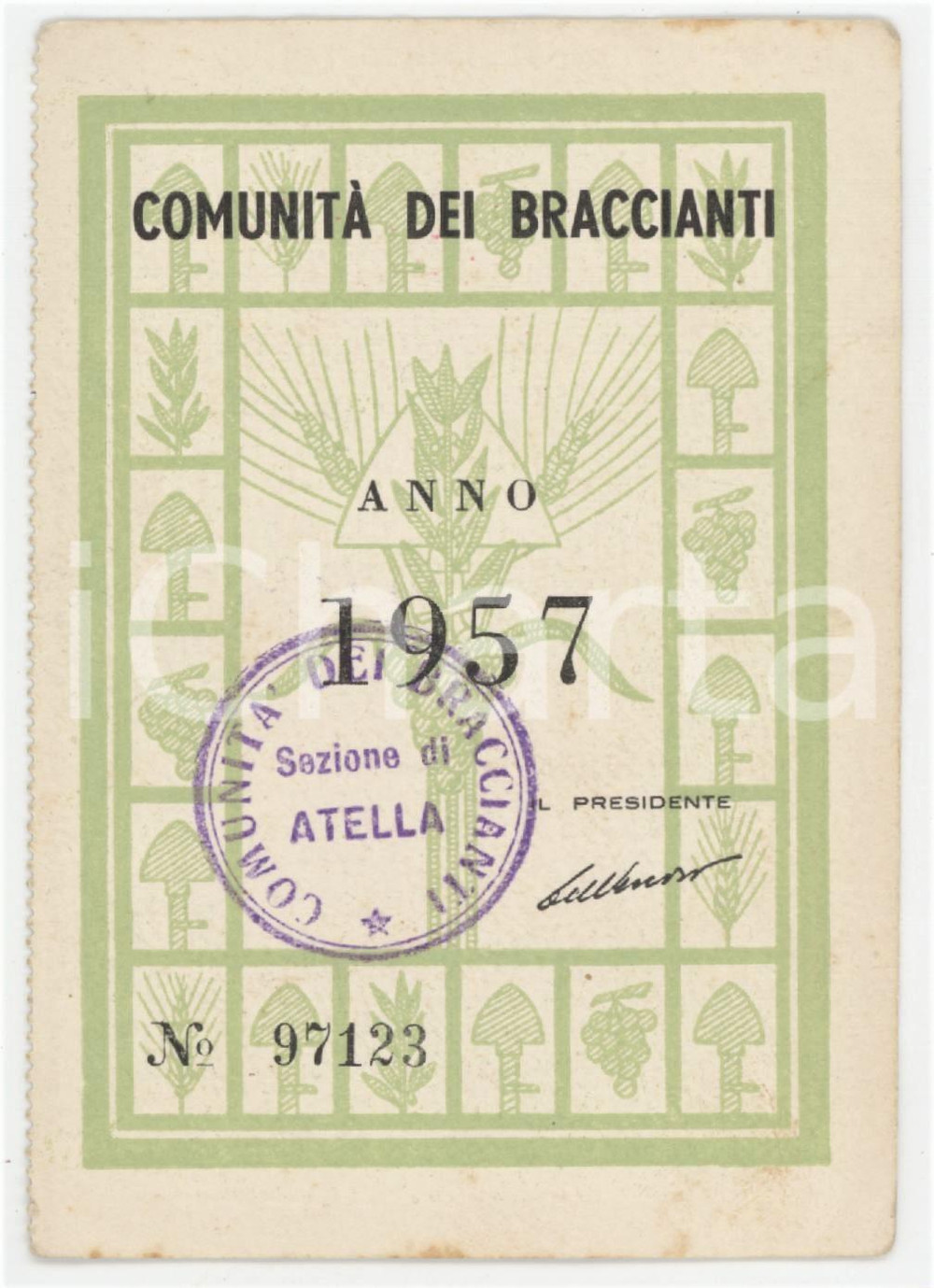 1957 ATELLA Comunità dei braccianti - Tessera 8x11 cm (1) Tessera d'epoca. POOR/danneggiato Carta lenta, smussature agli angoli e piccoli strappi al margine inferiore Formato: 10x7 cm originale e autentica 1