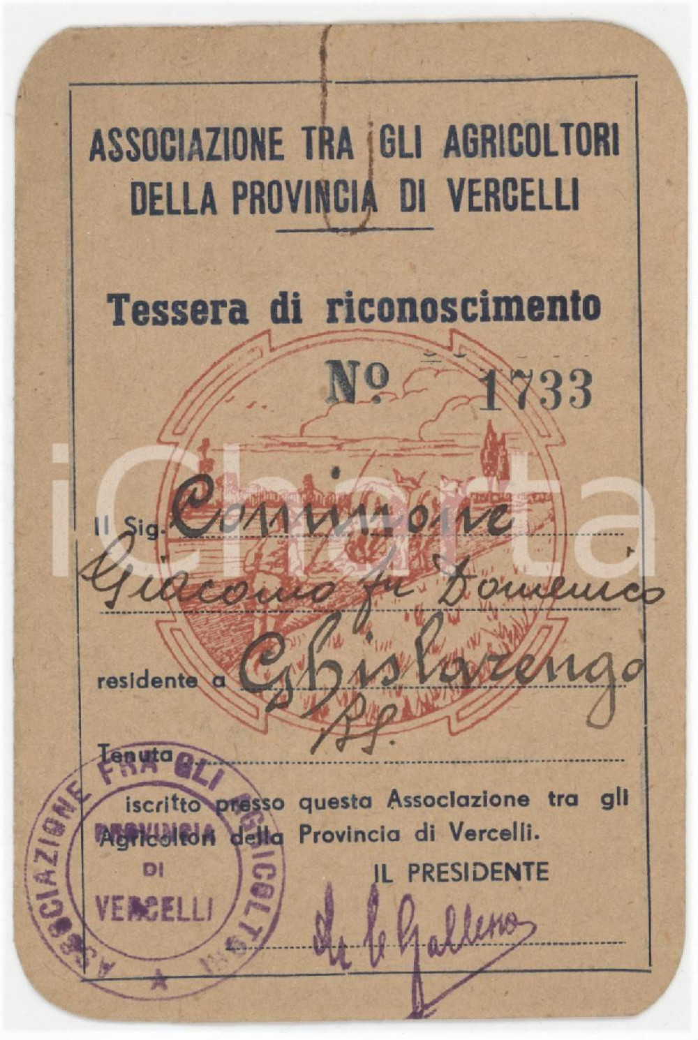 1945 GHISLARENGO Associazione agricoltori Provincia di VERCELLI Tessera 7x11 cm Tessera d'epoca. FAIR/discreto Lievi smussature agli angoli, macchia al margine superiore Formato: 7x11 cm originale e autentica 1