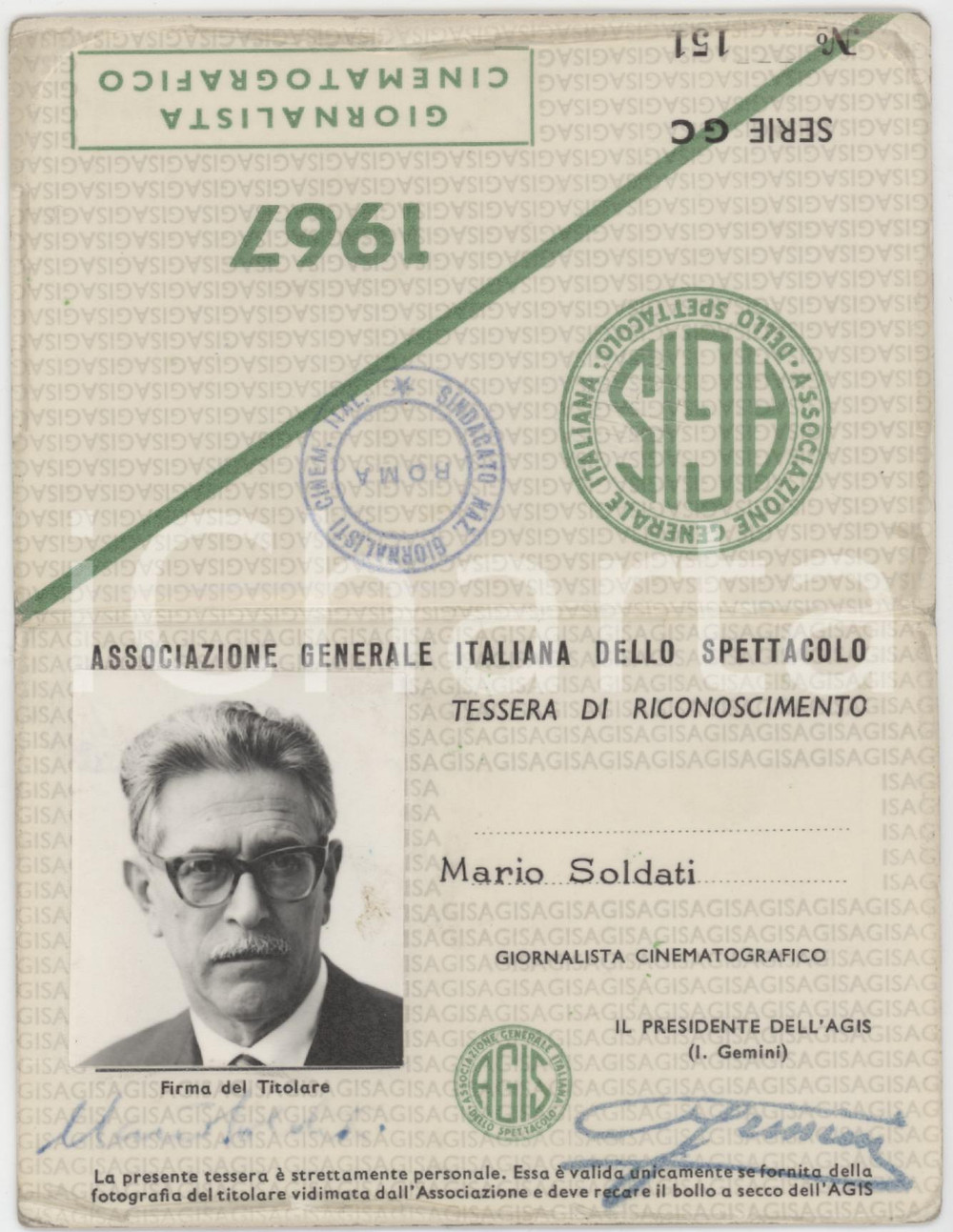 1967 AGIS MILANO Tessera Mario SOLDATI giornalista cinematografico *AUTOGRAFO Tessera originale, con firma autografa di Mario Soldati.  FAIR/discreto lieve sollevamento marginale della pellicola Formato: 11x7 cm originale e autentica 1