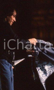 35mm vintage slide *1990ca MUSICA STEVE ROGER BAND Massimo RIVA in concerto (3) Diapositiva d'epoca, in formato 35 mm. CONDIZIONI: GOOD Tutti i diritti riservati E' severamente vietata la riproduzione.  ICharta mette in vendita, sul negozio eBay e in esclusiva sul sito "icharta" il proprio archivio composto da numerose diapositive e negativi fotografici d'epoca, tutti originali e autentici, che attraversano la storia del costume italiano tra gli la fine degli anni Sessanta e Novanta.Si tratta di uno sguardo inedito sull'attualit&agrave;, la politica, la vita quotidiana, il gossip e la cultura, che fotografa il cambiamento della nazione in quest'ultimo scorcio del XX secolo. Un'occasione unica per il mercato del collezionismo, che vede finalmente disponibile un archivio eccezionale per vastit&agrave;, tematiche e condizioni, in un settore (il negativo fotografico e la diapositiva) di assoluta novit&agrave; e dalle interessanti prospettive di investimento. GOOD/buono  originale e autentica 0