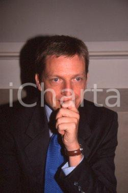 35mm vintage slide* 1990ca POLITICA PCI PDS FGCI Gianni CUPERLO ritratto 12 Diapositiva d'epoca, in formato 35 mm. CONDIZIONI: GOOD Tutti i diritti riservati E' severamente vietata la riproduzione.  ICharta mette in vendita, sul negozio eBay e in esclusiva sul sito "icharta" il proprio archivio composto da numerose diapositive e negativi fotografici d'epoca, tutti originali e autentici, che attraversano la storia del costume italiano tra gli la fine degli anni Sessanta e Novanta.Si tratta di uno sguardo inedito sull'attualit&agrave;, la politica, la vita quotidiana, il gossip e la cultura, che fotografa il cambiamento della nazione in quest'ultimo scorcio del XX secolo. Un'occasione unica per il mercato del collezionismo, che vede finalmente disponibile un archivio eccezionale per vastit&agrave;, tematiche e condizioni, in un settore (il negativo fotografico e la diapositiva) di assoluta novit&agrave; e dalle interessanti prospettive di investimento.  GOOD/buono   originale e autentica 1