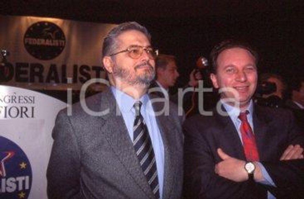 35mm vintage slide* 1995 ROMA FEDERALISTI Furio GUBETTI Luigi NEGRI ritratto Diapositiva d'epoca, in formato 35 mm. CONDIZIONI: GOOD Tutti i diritti riservati E' severamente vietata la riproduzione.  ICharta mette in vendita, sul negozio eBay e in esclusiva sul sito "icharta" il proprio archivio composto da numerose diapositive e negativi fotografici d'epoca, tutti originali e autentici, che attraversano la storia del costume italiano tra gli la fine degli anni Sessanta e Novanta.Si tratta di uno sguardo inedito sull'attualit&agrave;, la politica, la vita quotidiana, il gossip e la cultura, che fotografa il cambiamento della nazione in quest'ultimo scorcio del XX secolo. Un'occasione unica per il mercato del collezionismo, che vede finalmente disponibile un archivio eccezionale per vastit&agrave;, tematiche e condizioni, in un settore (il negativo fotografico e la diapositiva) di assoluta novit&agrave; e dalle interessanti prospettive di investimento.  CONDIZIONI:GOOD/buono originale e autentica 1