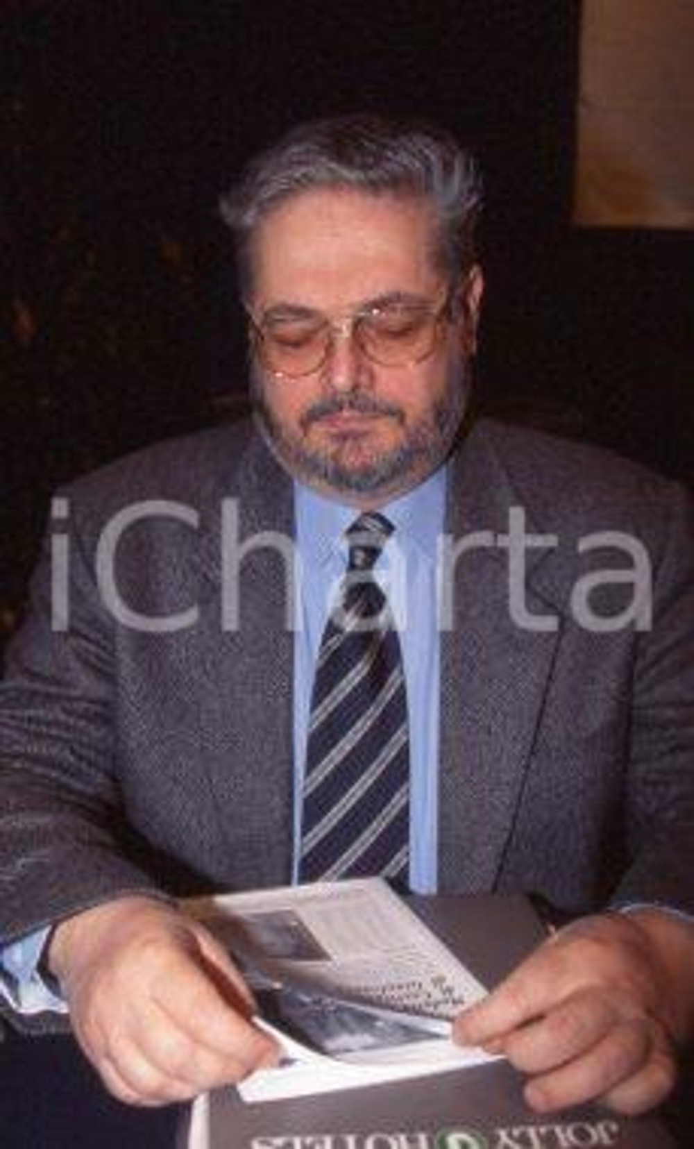 35mm vintage slide* 1995 POLITICA ROMA FEDERALISTI Furio GUBETTI ritratto (1) Diapositiva d'epoca, in formato 35 mm. CONDIZIONI: GOOD Tutti i diritti riservati E' severamente vietata la riproduzione.  ICharta mette in vendita, sul negozio eBay e in esclusiva sul sito "icharta" il proprio archivio composto da numerose diapositive e negativi fotografici d'epoca, tutti originali e autentici, che attraversano la storia del costume italiano tra gli la fine degli anni Sessanta e Novanta.Si tratta di uno sguardo inedito sull'attualit&agrave;, la politica, la vita quotidiana, il gossip e la cultura, che fotografa il cambiamento della nazione in quest'ultimo scorcio del XX secolo. Un'occasione unica per il mercato del collezionismo, che vede finalmente disponibile un archivio eccezionale per vastit&agrave;, tematiche e condizioni, in un settore (il negativo fotografico e la diapositiva) di assoluta novit&agrave; e dalle interessanti prospettive di investimento.  CONDIZIONI:GOOD/buono originale e autentica 1