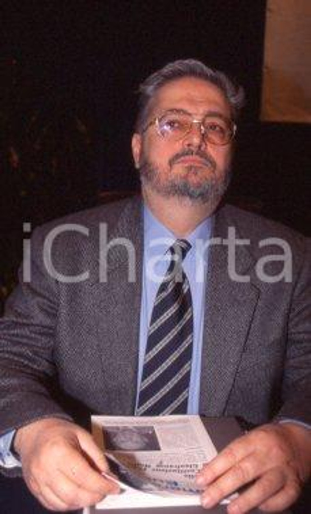 35mm vintage slide* 1995 POLITICA ROMA FEDERALISTI Furio GUBETTI ritratto (2) Diapositiva d'epoca, in formato 35 mm. CONDIZIONI: GOOD Tutti i diritti riservati E' severamente vietata la riproduzione.  ICharta mette in vendita, sul negozio eBay e in esclusiva sul sito "icharta" il proprio archivio composto da numerose diapositive e negativi fotografici d'epoca, tutti originali e autentici, che attraversano la storia del costume italiano tra gli la fine degli anni Sessanta e Novanta.Si tratta di uno sguardo inedito sull'attualit&agrave;, la politica, la vita quotidiana, il gossip e la cultura, che fotografa il cambiamento della nazione in quest'ultimo scorcio del XX secolo. Un'occasione unica per il mercato del collezionismo, che vede finalmente disponibile un archivio eccezionale per vastit&agrave;, tematiche e condizioni, in un settore (il negativo fotografico e la diapositiva) di assoluta novit&agrave; e dalle interessanti prospettive di investimento.  CONDIZIONI:GOOD/buono originale e autentica 1