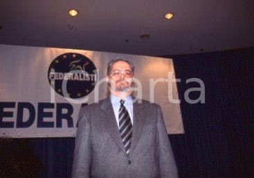 35mm vintage slide* 1995 POLITICA ROMA FEDERALISTI Furio GUBETTI ritratto (3) Diapositiva d'epoca, in formato 35 mm. CONDIZIONI: GOOD Tutti i diritti riservati E' severamente vietata la riproduzione.  ICharta mette in vendita, sul negozio eBay e in esclusiva sul sito "icharta" il proprio archivio composto da numerose diapositive e negativi fotografici d'epoca, tutti originali e autentici, che attraversano la storia del costume italiano tra gli la fine degli anni Sessanta e Novanta.Si tratta di uno sguardo inedito sull'attualit&agrave;, la politica, la vita quotidiana, il gossip e la cultura, che fotografa il cambiamento della nazione in quest'ultimo scorcio del XX secolo. Un'occasione unica per il mercato del collezionismo, che vede finalmente disponibile un archivio eccezionale per vastit&agrave;, tematiche e condizioni, in un settore (il negativo fotografico e la diapositiva) di assoluta novit&agrave; e dalle interessanti prospettive di investimento.  CONDIZIONI:GOOD/buono originale e autentica 1