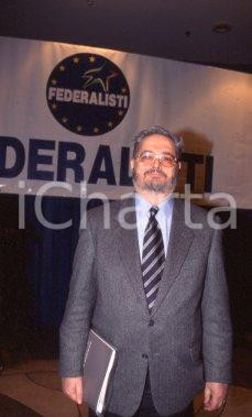 35mm vintage slide* 1995 POLITICA ROMA FEDERALISTI Furio GUBETTI ritratto (4) Diapositiva d'epoca, in formato 35 mm. CONDIZIONI: GOOD Tutti i diritti riservati E' severamente vietata la riproduzione.  ICharta mette in vendita, sul negozio eBay e in esclusiva sul sito "icharta" il proprio archivio composto da numerose diapositive e negativi fotografici d'epoca, tutti originali e autentici, che attraversano la storia del costume italiano tra gli la fine degli anni Sessanta e Novanta.Si tratta di uno sguardo inedito sull'attualit&agrave;, la politica, la vita quotidiana, il gossip e la cultura, che fotografa il cambiamento della nazione in quest'ultimo scorcio del XX secolo. Un'occasione unica per il mercato del collezionismo, che vede finalmente disponibile un archivio eccezionale per vastit&agrave;, tematiche e condizioni, in un settore (il negativo fotografico e la diapositiva) di assoluta novit&agrave; e dalle interessanti prospettive di investimento.  CONDIZIONI:GOOD/buono originale e autentica 1