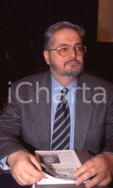 35mm vintage slide* 1995 POLITICA ROMA FEDERALISTI Furio GUBETTI ritratto (5) Diapositiva d'epoca, in formato 35 mm. CONDIZIONI: GOOD Tutti i diritti riservati E' severamente vietata la riproduzione.  ICharta mette in vendita, sul negozio eBay e in esclusiva sul sito "icharta" il proprio archivio composto da numerose diapositive e negativi fotografici d'epoca, tutti originali e autentici, che attraversano la storia del costume italiano tra gli la fine degli anni Sessanta e Novanta.Si tratta di uno sguardo inedito sull'attualit&agrave;, la politica, la vita quotidiana, il gossip e la cultura, che fotografa il cambiamento della nazione in quest'ultimo scorcio del XX secolo. Un'occasione unica per il mercato del collezionismo, che vede finalmente disponibile un archivio eccezionale per vastit&agrave;, tematiche e condizioni, in un settore (il negativo fotografico e la diapositiva) di assoluta novit&agrave; e dalle interessanti prospettive di investimento.  CONDIZIONI:GOOD/buono originale e autentica 1