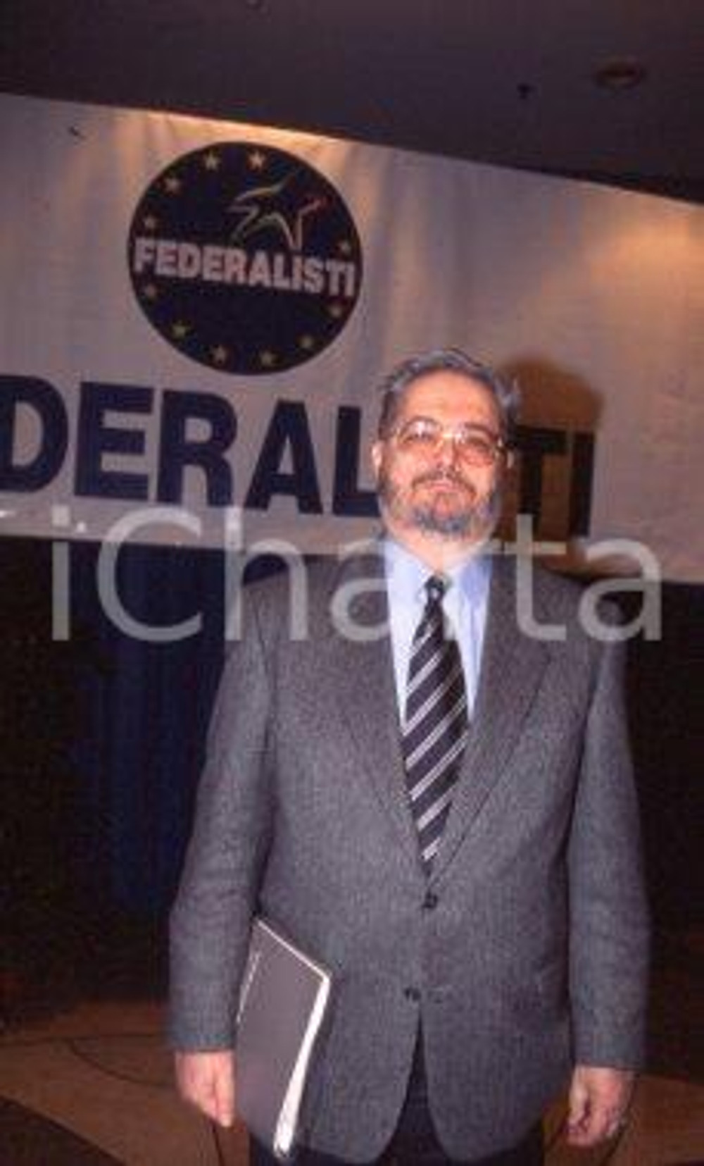 35mm vintage slide* 1995 POLITICA ROMA FEDERALISTI Furio GUBETTI ritratto (6) Diapositiva d'epoca, in formato 35 mm. CONDIZIONI: GOOD Tutti i diritti riservati E' severamente vietata la riproduzione.  ICharta mette in vendita, sul negozio eBay e in esclusiva sul sito "icharta" il proprio archivio composto da numerose diapositive e negativi fotografici d'epoca, tutti originali e autentici, che attraversano la storia del costume italiano tra gli la fine degli anni Sessanta e Novanta.Si tratta di uno sguardo inedito sull'attualit&agrave;, la politica, la vita quotidiana, il gossip e la cultura, che fotografa il cambiamento della nazione in quest'ultimo scorcio del XX secolo. Un'occasione unica per il mercato del collezionismo, che vede finalmente disponibile un archivio eccezionale per vastit&agrave;, tematiche e condizioni, in un settore (il negativo fotografico e la diapositiva) di assoluta novit&agrave; e dalle interessanti prospettive di investimento.  CONDIZIONI:GOOD/buono originale e autentica 1