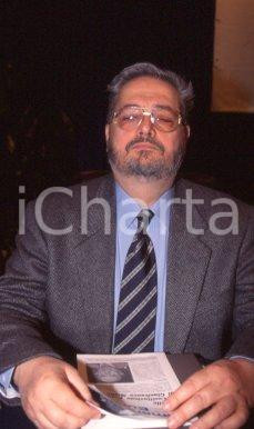 35mm vintage slide* 1995 POLITICA ROMA FEDERALISTI Furio GUBETTI ritratto (7) Diapositiva d'epoca, in formato 35 mm. CONDIZIONI: GOOD Tutti i diritti riservati E' severamente vietata la riproduzione.  ICharta mette in vendita, sul negozio eBay e in esclusiva sul sito "icharta" il proprio archivio composto da numerose diapositive e negativi fotografici d'epoca, tutti originali e autentici, che attraversano la storia del costume italiano tra gli la fine degli anni Sessanta e Novanta.Si tratta di uno sguardo inedito sull'attualit&agrave;, la politica, la vita quotidiana, il gossip e la cultura, che fotografa il cambiamento della nazione in quest'ultimo scorcio del XX secolo. Un'occasione unica per il mercato del collezionismo, che vede finalmente disponibile un archivio eccezionale per vastit&agrave;, tematiche e condizioni, in un settore (il negativo fotografico e la diapositiva) di assoluta novit&agrave; e dalle interessanti prospettive di investimento.  CONDIZIONI:GOOD/buono originale e autentica 1
