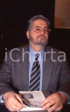 35mm vintage slide* 1995 POLITICA ROMA FEDERALISTI Furio GUBETTI ritratto (8) Diapositiva d'epoca, in formato 35 mm. CONDIZIONI: GOOD Tutti i diritti riservati E' severamente vietata la riproduzione.  ICharta mette in vendita, sul negozio eBay e in esclusiva sul sito "icharta" il proprio archivio composto da numerose diapositive e negativi fotografici d'epoca, tutti originali e autentici, che attraversano la storia del costume italiano tra gli la fine degli anni Sessanta e Novanta.Si tratta di uno sguardo inedito sull'attualit&agrave;, la politica, la vita quotidiana, il gossip e la cultura, che fotografa il cambiamento della nazione in quest'ultimo scorcio del XX secolo. Un'occasione unica per il mercato del collezionismo, che vede finalmente disponibile un archivio eccezionale per vastit&agrave;, tematiche e condizioni, in un settore (il negativo fotografico e la diapositiva) di assoluta novit&agrave; e dalle interessanti prospettive di investimento.  CONDIZIONI:GOOD/buono originale e autentica 1