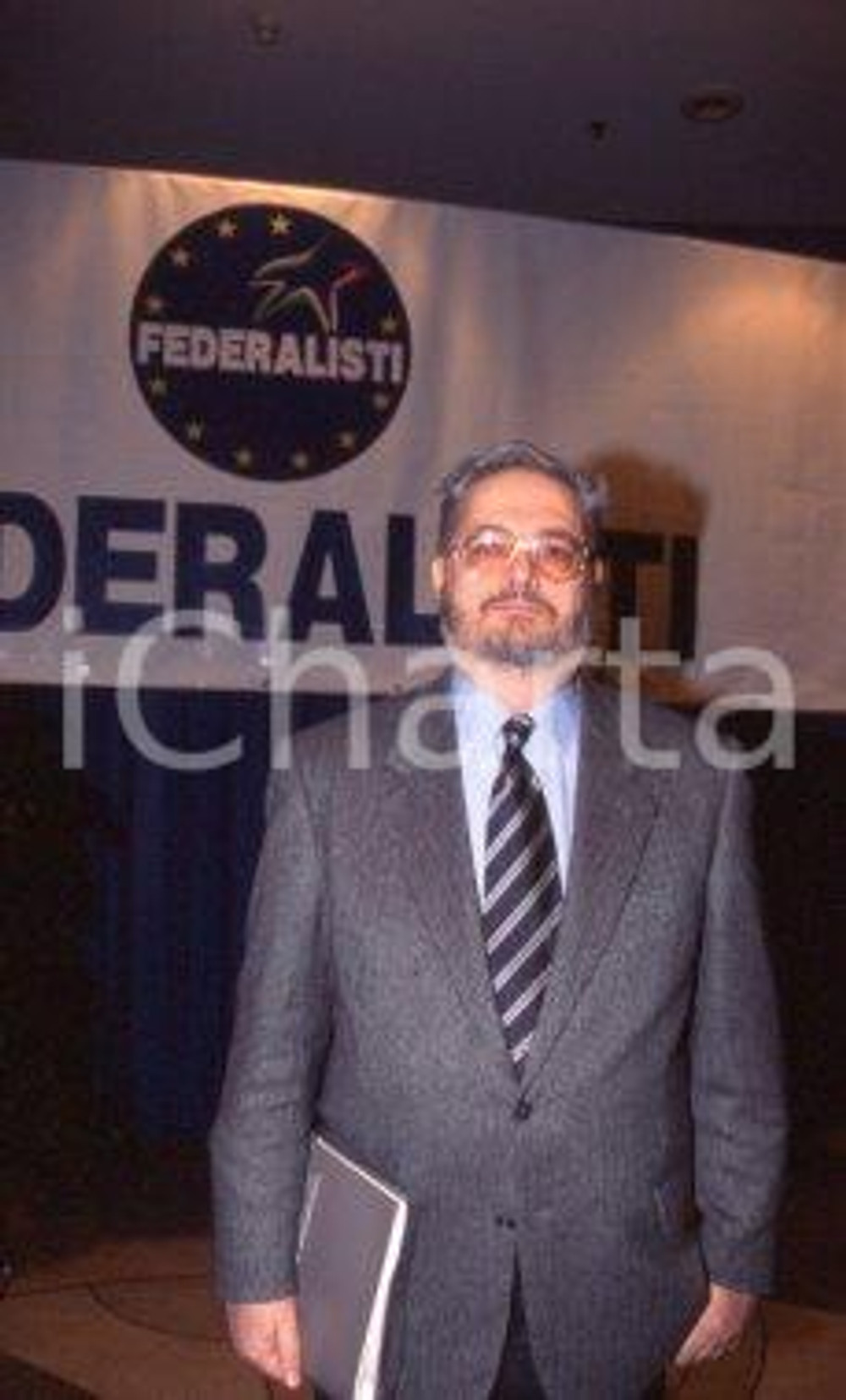 35mm vintage slide* 1995 POLITICA ROMA FEDERALISTI Furio GUBETTI ritratto (9) Diapositiva d'epoca, in formato 35 mm. CONDIZIONI: GOOD Tutti i diritti riservati E' severamente vietata la riproduzione.  ICharta mette in vendita, sul negozio eBay e in esclusiva sul sito "icharta" il proprio archivio composto da numerose diapositive e negativi fotografici d'epoca, tutti originali e autentici, che attraversano la storia del costume italiano tra gli la fine degli anni Sessanta e Novanta.Si tratta di uno sguardo inedito sull'attualit&agrave;, la politica, la vita quotidiana, il gossip e la cultura, che fotografa il cambiamento della nazione in quest'ultimo scorcio del XX secolo. Un'occasione unica per il mercato del collezionismo, che vede finalmente disponibile un archivio eccezionale per vastit&agrave;, tematiche e condizioni, in un settore (il negativo fotografico e la diapositiva) di assoluta novit&agrave; e dalle interessanti prospettive di investimento.  CONDIZIONI:GOOD/buono originale e autentica 1