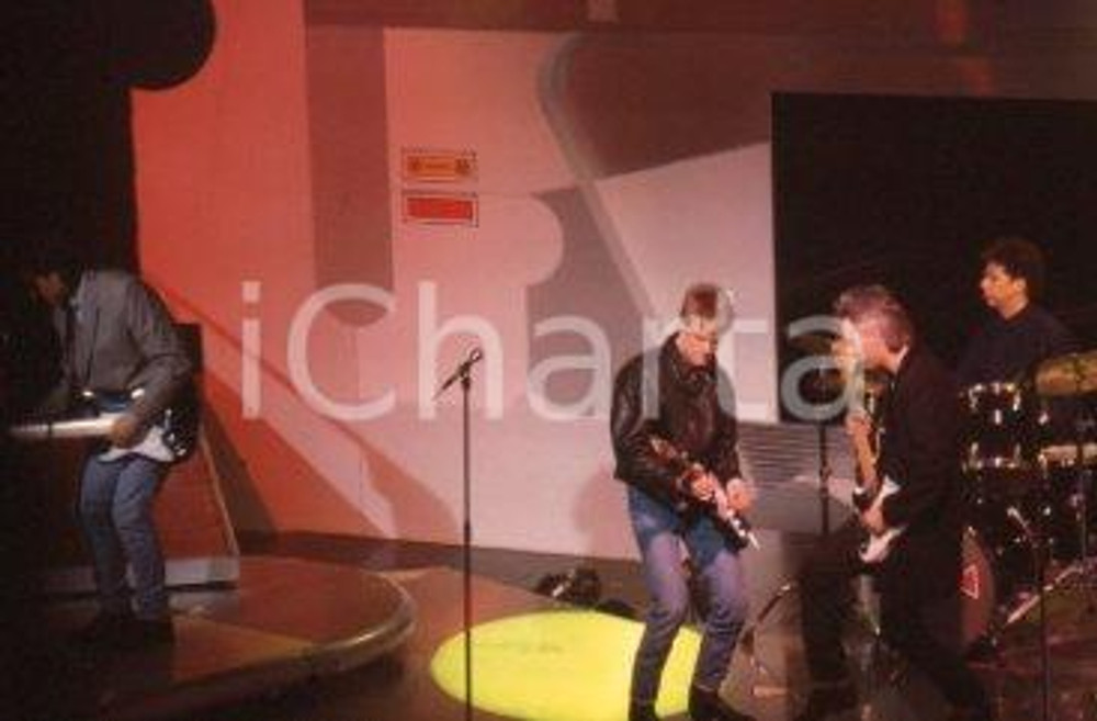 35mm vintage slide* 1995ca MUSICA Bryan ADAMS durante un'esibizione (12)