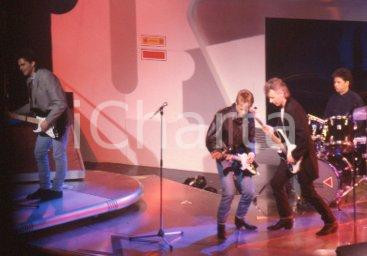 35mm vintage slide* 1995ca MUSICA Bryan ADAMS durante un'esibizione (17)