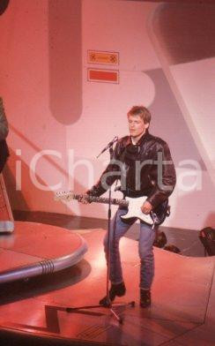 35mm vintage slide* 1995ca MUSICA Bryan ADAMS durante un'esibizione (24)