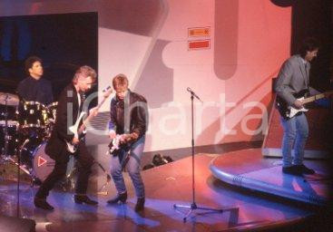 35mm vintage slide* 1995ca MUSICA Bryan ADAMS durante un'esibizione (26)