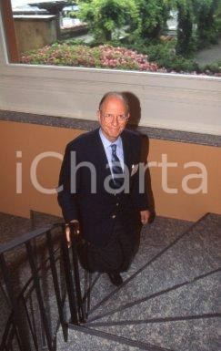 35mm vintage slide* 1998 POLITICA Richard Newton GARDNER ambasciatore USA (11) Diapositiva d'epoca, in formato 35 mm. CONDIZIONI: GOOD Tutti i diritti riservati E' severamente vietata la riproduzione.  ICharta mette in vendita, sul negozio eBay e in esclusiva sul sito "icharta" il proprio archivio composto da numerose diapositive e negativi fotografici d'epoca, tutti originali e autentici, che attraversano la storia del costume italiano tra gli la fine degli anni Sessanta e Novanta.Si tratta di uno sguardo inedito sull'attualit&agrave;, la politica, la vita quotidiana, il gossip e la cultura, che fotografa il cambiamento della nazione in quest'ultimo scorcio del XX secolo. Un'occasione unica per il mercato del collezionismo, che vede finalmente disponibile un archivio eccezionale per vastit&agrave;, tematiche e condizioni, in un settore (il negativo fotografico e la diapositiva) di assoluta novit&agrave; e dalle interessanti prospettive di investimento.  CONDIZIONI:GOOD/buono originale e autentica 1