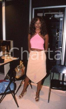 35mm vintage slide* 2000ca MILANO top model Youma DIAKITE ritratto (17) Diapositiva d'epoca, in formato 35 mm. CONDIZIONI: GOOD Tutti i diritti riservati E' severamente vietata la riproduzione.  ICharta mette in vendita, sul negozio eBay e in esclusiva sul sito "icharta" il proprio archivio composto da numerose diapositive e negativi fotografici d'epoca, tutti originali e autentici, che attraversano la storia del costume italiano tra gli la fine degli anni Sessanta e Novanta.Si tratta di uno sguardo inedito sull'attualit&agrave;, la politica, la vita quotidiana, il gossip e la cultura, che fotografa il cambiamento della nazione in quest'ultimo scorcio del XX secolo. Un'occasione unica per il mercato del collezionismo, che vede finalmente disponibile un archivio eccezionale per vastit&agrave;, tematiche e condizioni, in un settore (il negativo fotografico e la diapositiva) di assoluta novit&agrave; e dalle interessanti prospettive di investimento.  CONDIZIONI:GOOD/buono originale e autentica 1