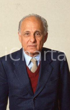 35mm vintage slide* 1990ca EDITORIA Livio GARZANTI ritratto nel suo studio (1) Diapositiva d'epoca, in formato 35 mm. CONDIZIONI: GOOD Tutti i diritti riservati E' severamente vietata la riproduzione.  ICharta mette in vendita, sul negozio eBay e in esclusiva sul sito "icharta" il proprio archivio composto da numerose diapositive e negativi fotografici d'epoca, tutti originali e autentici, che attraversano la storia del costume italiano tra gli la fine degli anni Sessanta e Novanta.Si tratta di uno sguardo inedito sull'attualit&agrave;, la politica, la vita quotidiana, il gossip e la cultura, che fotografa il cambiamento della nazione in quest'ultimo scorcio del XX secolo. Un'occasione unica per il mercato del collezionismo, che vede finalmente disponibile un archivio eccezionale per vastit&agrave;, tematiche e condizioni, in un settore (il negativo fotografico e la diapositiva) di assoluta novit&agrave; e dalle interessanti prospettive di investimento.  CONDIZIONI:GOOD/buono originale e autentica 1