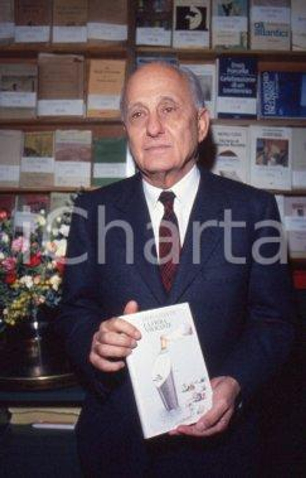 35mm vintage slide* 1990 MILANO Livio GARZANTI presenta La fiera navigante (1) Diapositiva d'epoca, in formato 35 mm. CONDIZIONI: GOOD Tutti i diritti riservati E' severamente vietata la riproduzione.  ICharta mette in vendita, sul negozio eBay e in esclusiva sul sito "icharta" il proprio archivio composto da numerose diapositive e negativi fotografici d'epoca, tutti originali e autentici, che attraversano la storia del costume italiano tra gli la fine degli anni Sessanta e Novanta.Si tratta di uno sguardo inedito sull'attualit&agrave;, la politica, la vita quotidiana, il gossip e la cultura, che fotografa il cambiamento della nazione in quest'ultimo scorcio del XX secolo. Un'occasione unica per il mercato del collezionismo, che vede finalmente disponibile un archivio eccezionale per vastit&agrave;, tematiche e condizioni, in un settore (il negativo fotografico e la diapositiva) di assoluta novit&agrave; e dalle interessanti prospettive di investimento.  CONDIZIONI:GOOD/buono originale e autentica 1