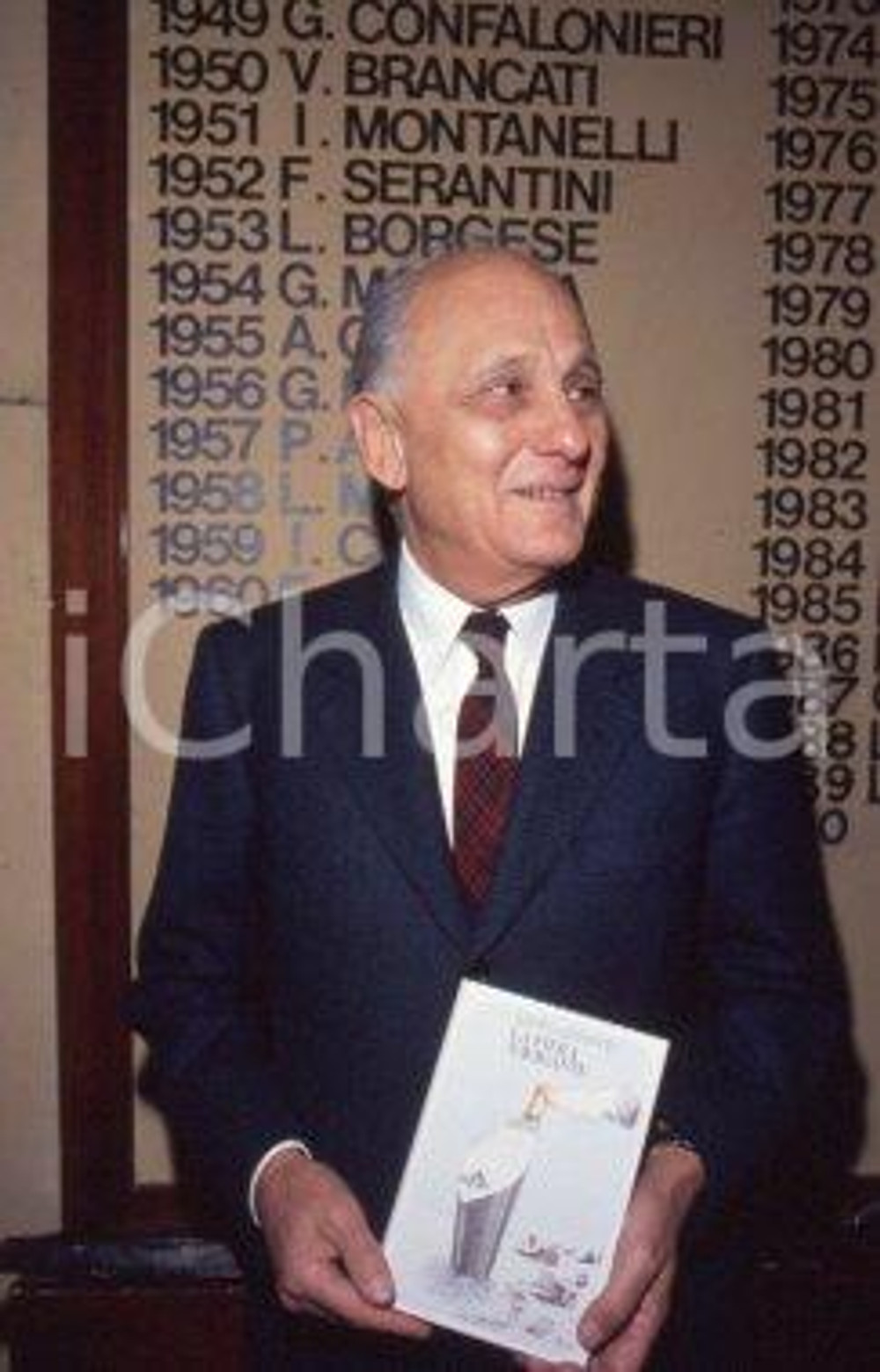 35mm vintage slide* 1990 MILANO Livio GARZANTI presenta La fiera navigante (2) Diapositiva d'epoca, in formato 35 mm. CONDIZIONI: GOOD Tutti i diritti riservati E' severamente vietata la riproduzione.  ICharta mette in vendita, sul negozio eBay e in esclusiva sul sito "icharta" il proprio archivio composto da numerose diapositive e negativi fotografici d'epoca, tutti originali e autentici, che attraversano la storia del costume italiano tra gli la fine degli anni Sessanta e Novanta.Si tratta di uno sguardo inedito sull'attualit&agrave;, la politica, la vita quotidiana, il gossip e la cultura, che fotografa il cambiamento della nazione in quest'ultimo scorcio del XX secolo. Un'occasione unica per il mercato del collezionismo, che vede finalmente disponibile un archivio eccezionale per vastit&agrave;, tematiche e condizioni, in un settore (il negativo fotografico e la diapositiva) di assoluta novit&agrave; e dalle interessanti prospettive di investimento.  CONDIZIONI:GOOD/buono originale e autentica 1