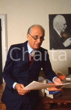 35mm vintage slide* 1990ca EDITORIA Livio GARZANTI ritratto nel suo studio (3)