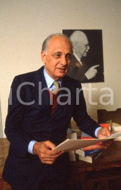 35mm vintage slide* 1990ca EDITORIA Livio GARZANTI ritratto nel suo studio (5)