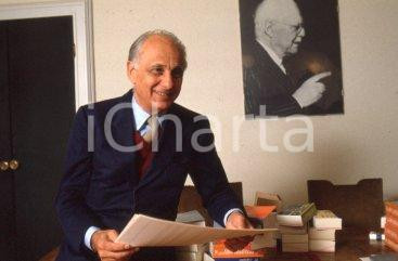 35mm vintage slide* 1990ca EDITORIA Livio GARZANTI ritratto nel suo studio (6)