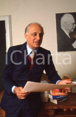 35mm vintage slide* 1990ca EDITORIA Livio GARZANTI ritratto nel suo studio (7)