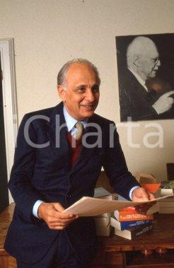 35mm vintage slide* 1990ca EDITORIA Livio GARZANTI ritratto nel suo studio (8)