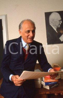 35mm vintage slide* 1990ca EDITORIA Livio GARZANTI ritratto nel suo studio (9)