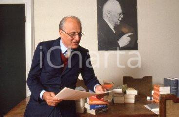 35mm vintage slide* 1990ca EDITORIA Livio GARZANTI ritratto nel suo studio (10)