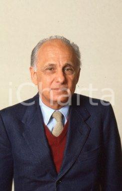 35mm vintage slide* 1990ca EDITORIA Livio GARZANTI ritratto nel suo studio (11)
