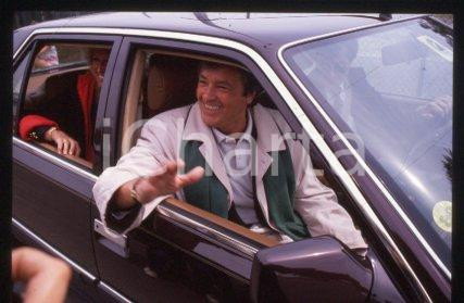 35mm vintage slide* 1989 Cannes Alain DELON ritratto in auto saluta i fans (10)