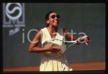 35mm vintage slide* 1987 MARBELLA SPAIN Shirley BASSEY during a tennis match 19