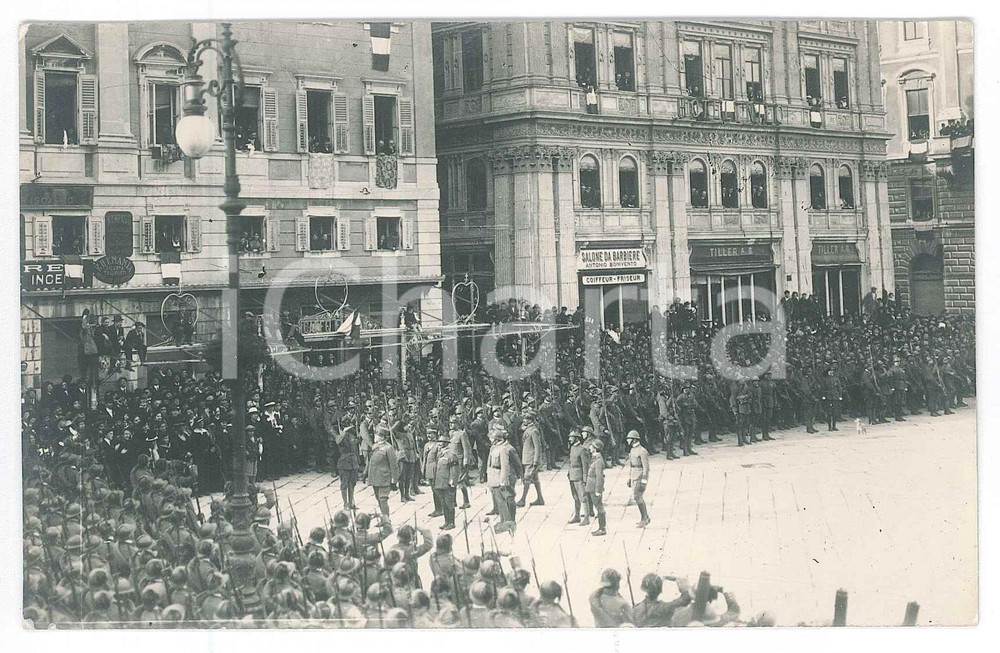 11 Novembre 1918 TRIESTE ITALIANA Rivista militare in Piazza Unità d'Italia FOTO Fotografia originale d'epoca, in formato cartolina postale, con didascalia manoscritta al verso. CONDIZIONI:GOOD/buono ma difetto di stampa al lato inferioreFORMATO: 14x9 cm originale e autentica 1