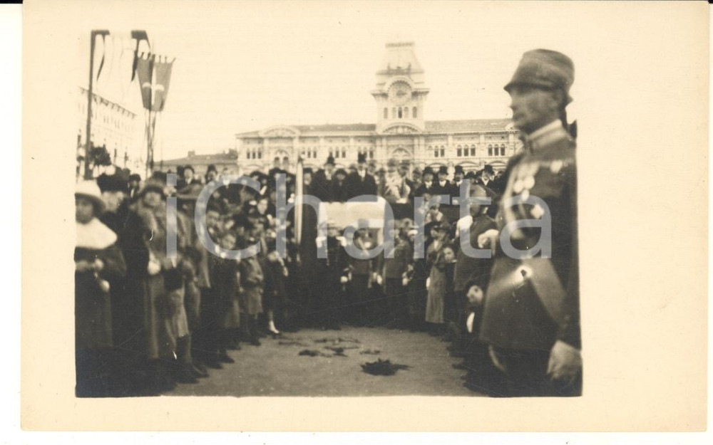 11 Novembre 1918 TRIESTE ITALIANA Piazza Unità d'Italia - Folla in attesa del Re Fotografia originale d'epoca, in formato cartolina postale. CONDIZIONI:GOOD/buonoFORMATO: 14x9 cm originale e autentica 1