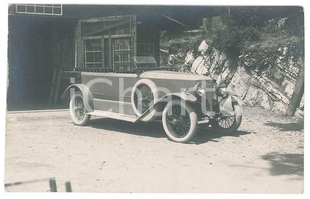 1920 ca Area di TRIESTE ITALIANA Automobile presso una rimessa *Foto 14x9 cm Fotografia originale d'epoca, in formato cartolina postale. GOOD/buono  Formato: 14x9 cm originale e autentica 1