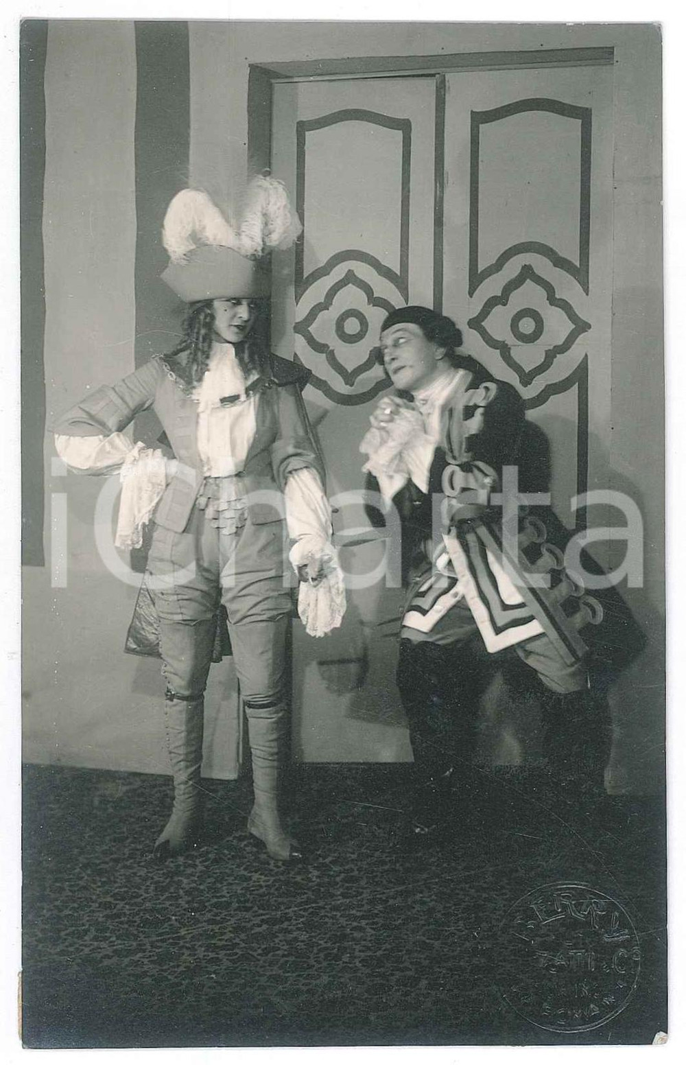 1930 ca OPERETTA Annibale BETRONE Andreina ROSSI in scena *Foto 9x14 cm Fotografia originale d'epoca, con didascalia coeva al lato inferiore. GOOD/buono ma parzialmente asportata la didascalia Formato: 9x14 cm originale e autentica 1