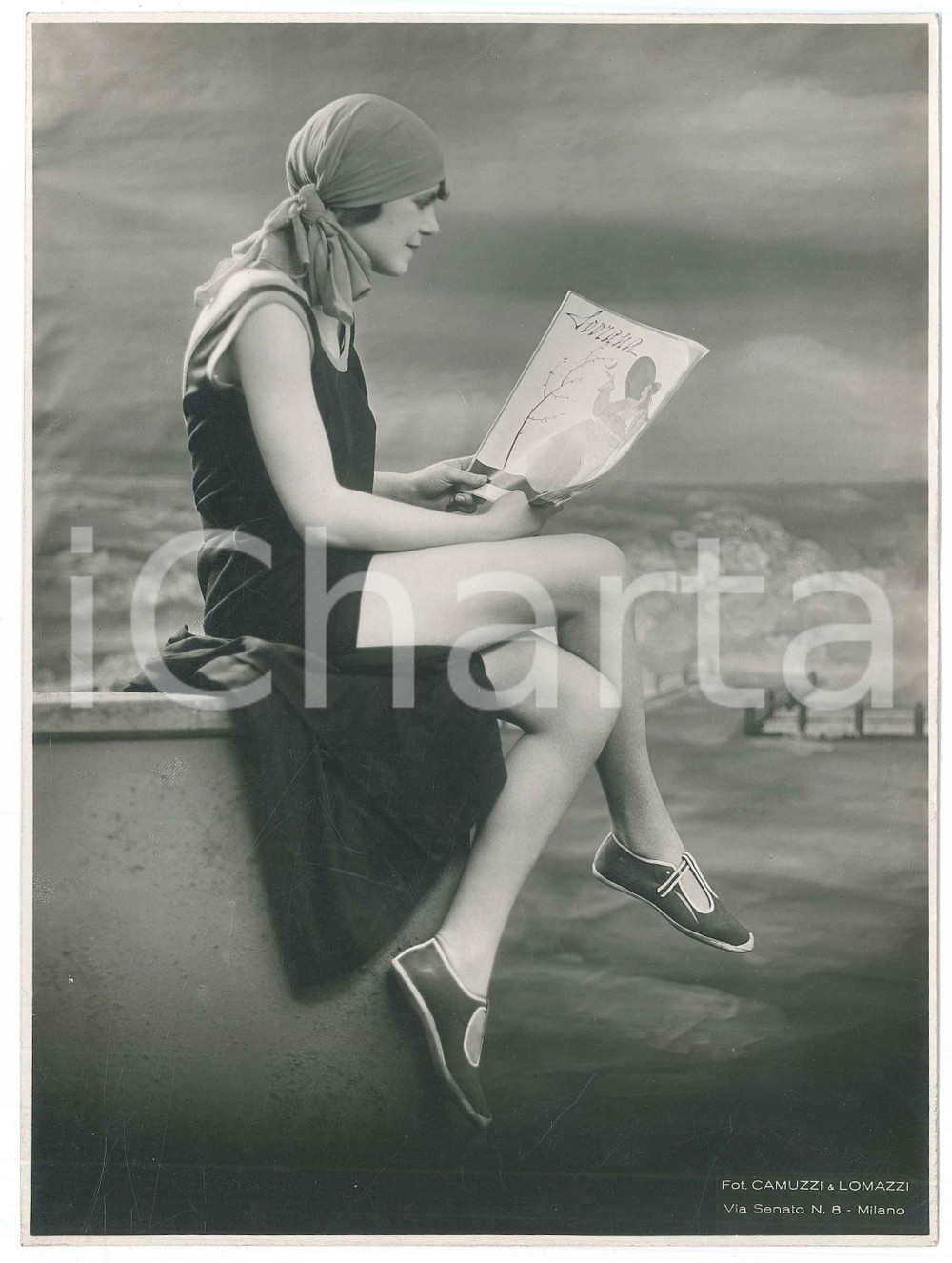 1930 ca MILANO TEATRO Attrice legge rivista "Sovrana" *Foto CAMUZZI 18x24 cm  Fotografia originale d'epoca. GOOD/buono  Formato: 18x24 cm originale e autentica 1