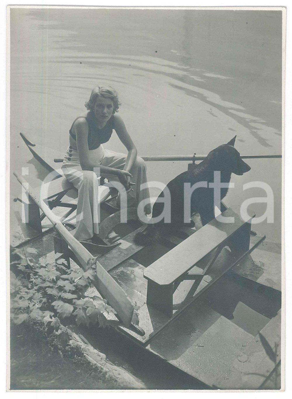 1935 ca s. l. ITALIA Ritratto di attrice in canoa con un cane *Foto 13x18 cm