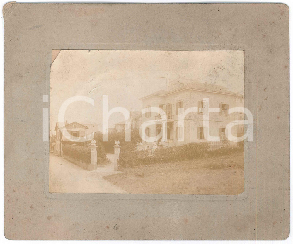 1910 ca ITALIA Veduta con villa di campagna - Foto anonima ANIMATA 24x20 cm  Fotografia originale d'epoca, montata su cartoncino rigido. CONDIZIONI:POOR/danneggiato piegature e macchie al cartoncino; mancanza angolare alla fotografia, piccoli tagli marginali e macchieFORMATO: 24x20 cm originale e autentica 1