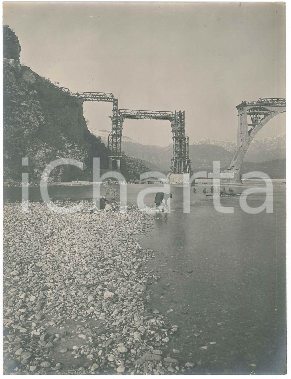 1919 Ponte di PINZANO AL TAGLIAMENTO (UD) Ricostruzione *Foto ANIMATA 21x28 cm  Fotografia originale d'epoca, che mostra la ricostruzione del ponte distrutto durante la guerra.Timbro al verso: "Squadra Fotografica - Comando Genio 6^ Armata".  FAIR/discreto piccoli fori di affissione; minimi difetti di stampa Formato: 21x28 cm originale e autentica 1