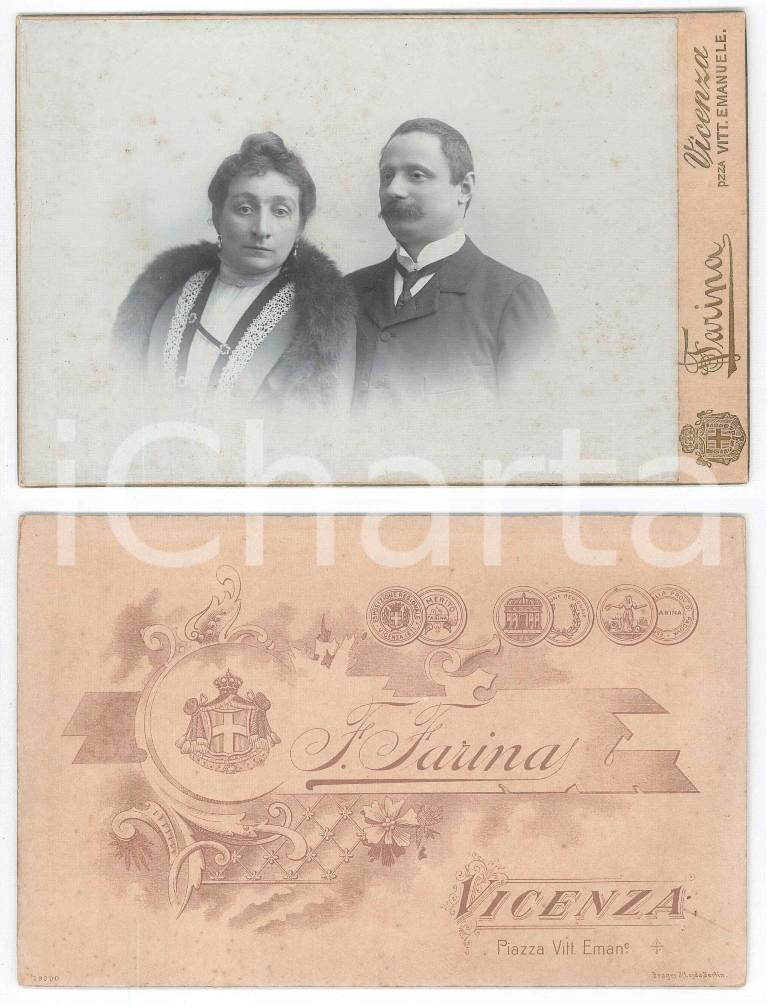 1910 ca VICENZA Ritratto di una coppia di sposi - Foto F. FARINA 11x17 cm  Fotografia originale d'epoca, montata su cartoncino rigido. POOR/danneggiato fioriture Formato: 11x17 cm originale e autentica 1